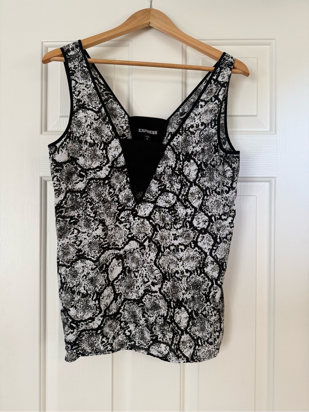 Express Black & White Snake-Print V-Neck Tank
